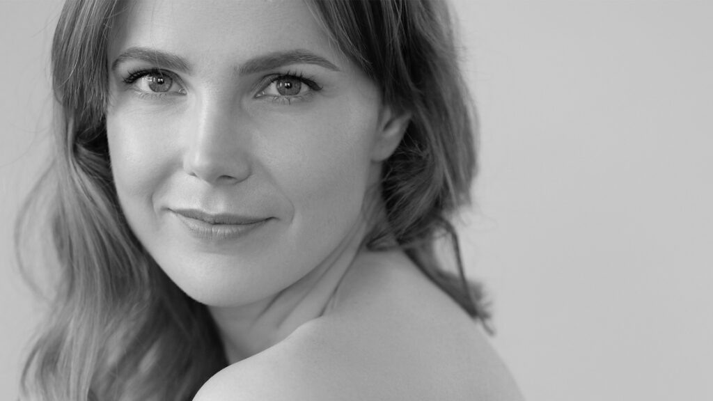 Imagen artística en blanco y negro de mujer madura con mirada expresiva y párpados definidos, representativa de resultados naturales de blefaroplastia