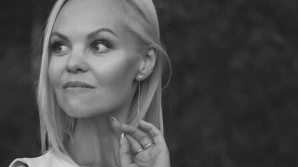 Imagen artística en blanco y negro de mujer madura con rostro luminoso y pómulos definidos, representativa de resultados naturales de lipofilling facial